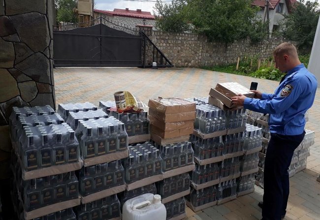 Налоговики на Ивано-Франковщине накрыли подпольный цех по изготовлению фальсификата, изъято 3,7 тыс. литров поддельной водки и коньяка 13