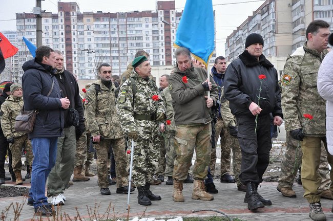 Учасники АТО та мешканці Києва поклали на Троєщині квіти до памятника Воїну-добровольцю 19