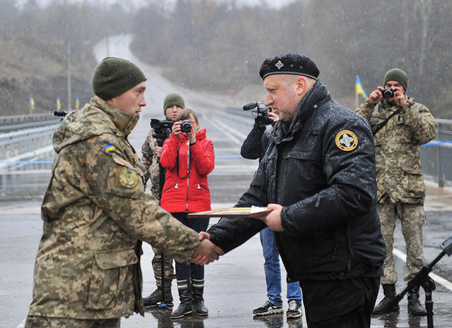 Несмотря на военную агрессию, инфраструктура освобожденного Донбасса восстанавливается, - Турчинов 02