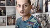 Знаменитого российского фотографа Маркова, автора известной фотографии из полиции, оштрафовали за акцию в поддержку Навального. ФОТО