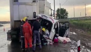 Audi столкнулось с фурой на Херсонщине: в ДТП погибла супружеская пара и их 6-летняя дочь, старшая дочь в коме. ВИДЕО+ФОТОрепортаж