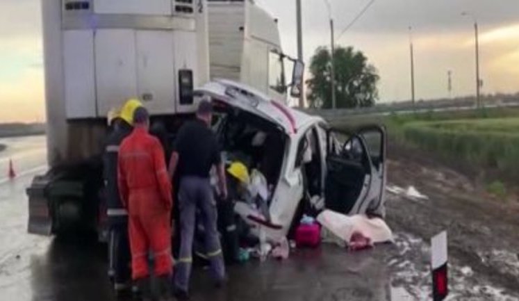 Audi столкнулось с фурой на Херсонщине: в ДТП погибла супружеская пара и их 6-летняя дочь, старшая дочь в коме. ВИДЕО+ФОТОрепортаж