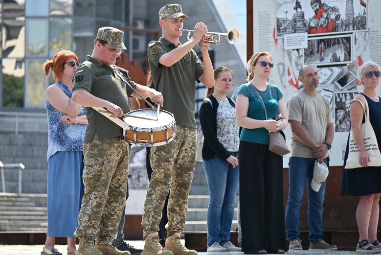 Із загиблим воїном, майданівцем Павлом Каленіченком попрощалися на Майдані Незалежності 11
