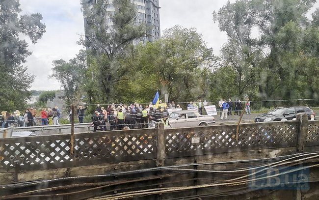 Мост Метро в Киеве блокировали обманутые инвесторы ЖК Демеевский квартал: полиция оттеснила протестующих 02