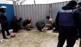 "Тітушки тікають через інші ворота! Ось людина лежить просто на підлозі!" - поліція затримала охоронців будівництва, які влаштували в Одесі масову бійку з активістами. ВIДЕО