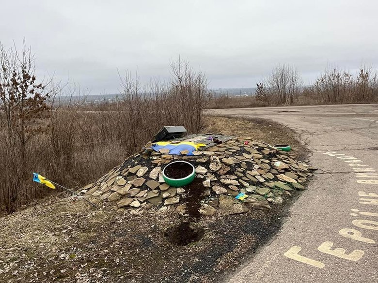 Окупанти знищили пам‘ятник захиснику України Василю Сліпаку біля н.п.Луганське 04