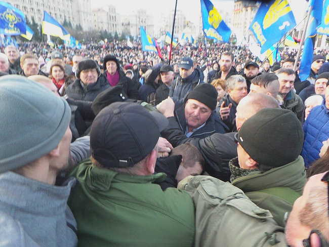 Во время вече на Майдане поймали провокатора: он бросил в сторону сцены несколько яиц 02
