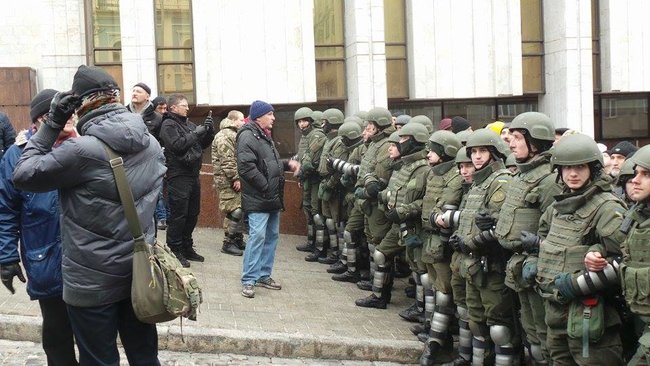Protesters keep blocking police van with Saakashvili inside, construct barricade 04