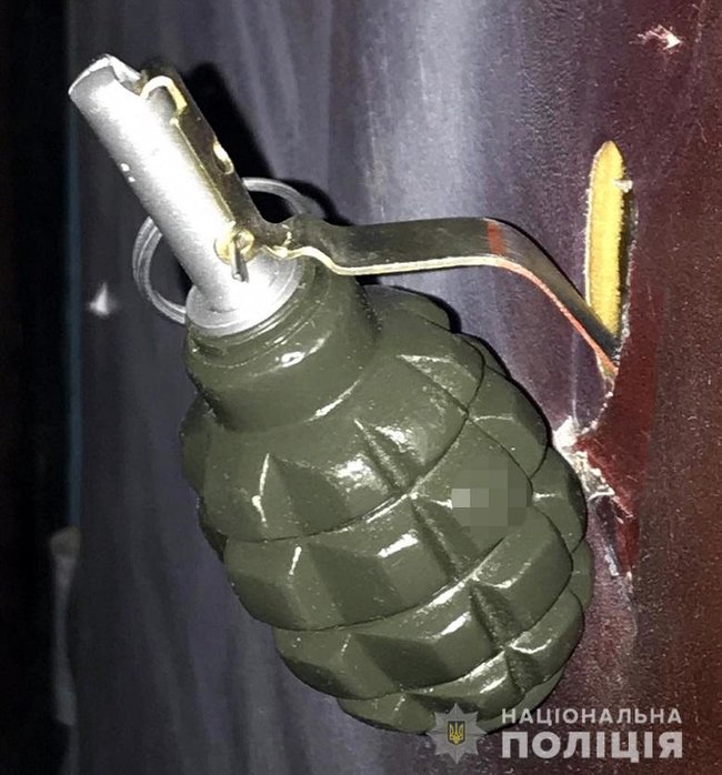 У Києві до дверей квартири привязали муляж гранати, - Нацполіція 02