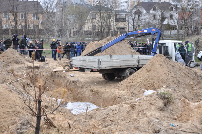 В Бучі ексгумують з братської могили тіла вбитих росіянами мирних жителів: Майже всі з вогнепальними пораненнями, деякі із завязаними руками та ногами 21