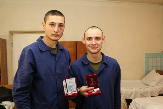 Командування Нацгвардії відвідало в госпіталі військовослужбовців, які постраждали внаслідок сутичок під Жовтневим палацом 02