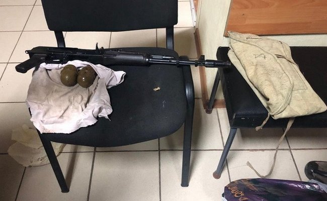 Житель Марьинки пытался вывезти в Россию автомат и гранаты, - СБУ 01