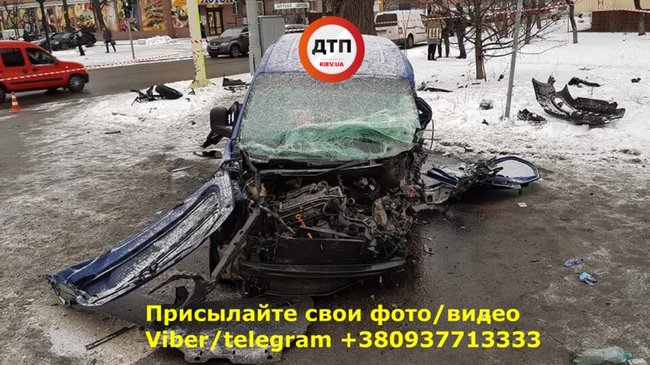 У Соломянському районі Києва автомобіль на високій швидкості влетів у стовп: водія витягали рятувальники ДСНС 01