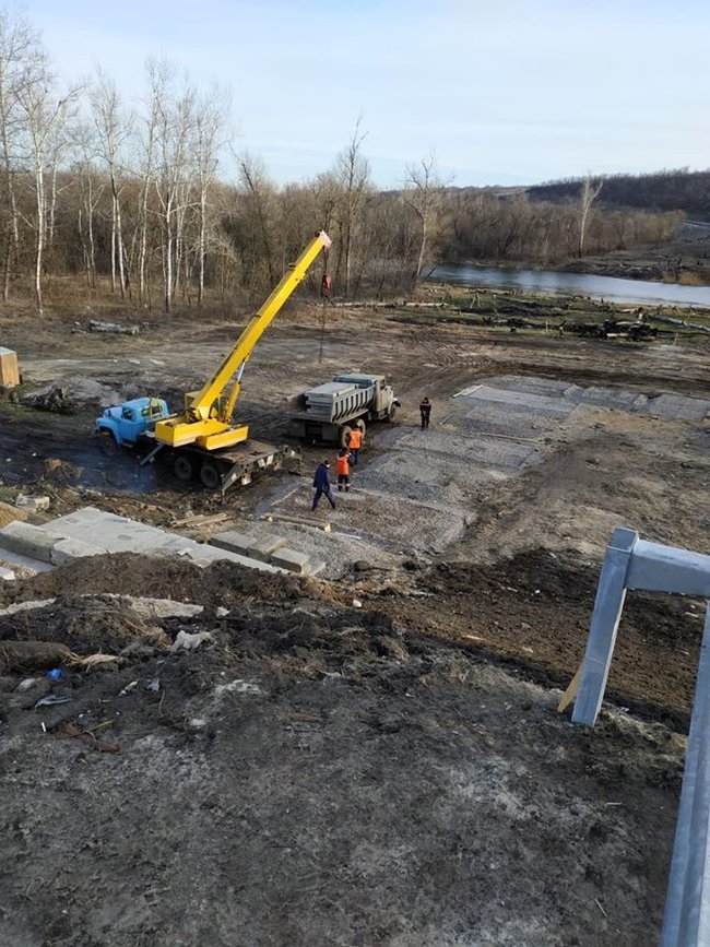 У Станиці Луганській біля моста розібрали обхідний перехід 02