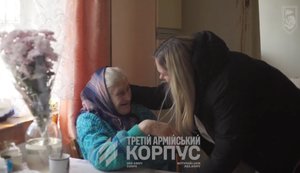 Считала погибшей почти год: 77-летняя женщина, эвакуированная НРК в Лиманском районе, воссоединилась с внучкой. ВИДЕО