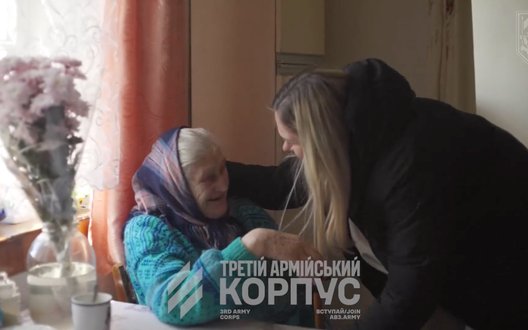 Вважала загиблою майже рік: 77-річна жінка, евакуйована НРК на Лиманщині, возз’єдналася з онукою. ВIДЕО