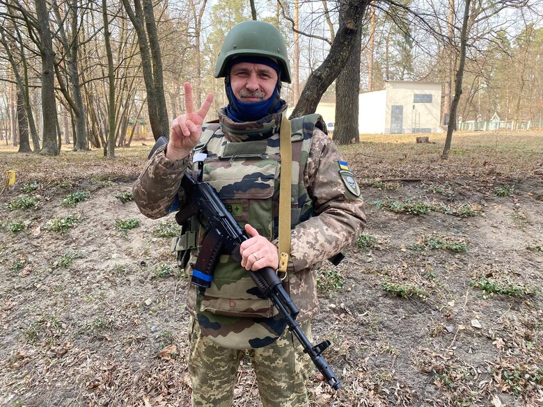 Олег Пилипчук: Дуже складно, коли ти везеш бійця, з яким нещодавно спілкувався, а тепер бачиш його мертвим, вкладаєш в цей чорний мішок і закриваєш 01