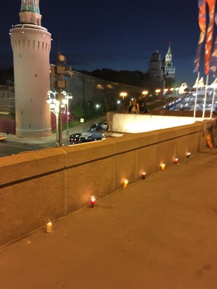 Надпись в поддержку Сенцова вывесили на мосту напротив Кремля 02
