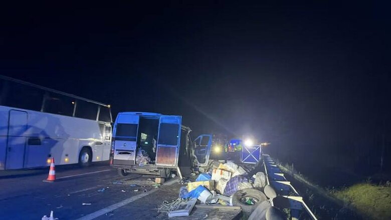 Мікроавтобус Fiat Ducato врізався у вантажівку