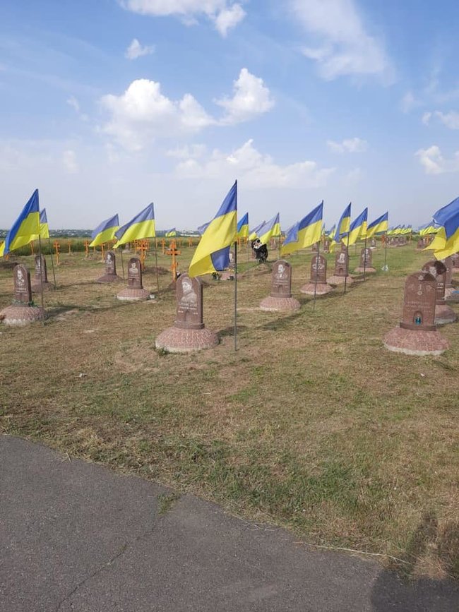 Краснопільське кладовище в Дніпрі, де поховані полеглі воїни, утримують у чистоті та порядку за будь-якої погоди 06