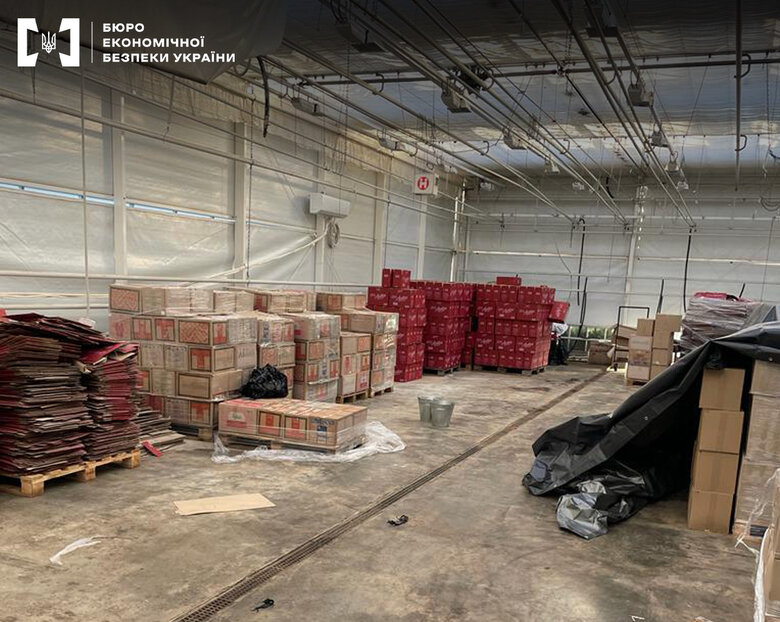 БЕБ викрило масштабне виробництво фальсифікату солодощів і кави в парку Межигір’я 01