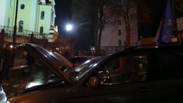 Голово суду, реагуй! - активісти блокують будівлю Соломянського суду через справу Насірова 04