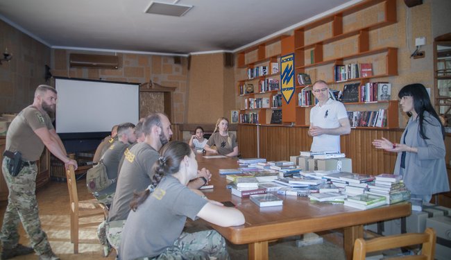 Компания Yakaboo передала украинским военным 400 книг 02