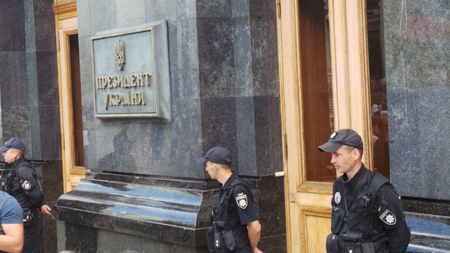 Поговори з тими, кого ти вбив, х#йло!: националисты пикетируют ОП с требованием ареста российской агентуры в Украине и перекрытия границы с РФ 24