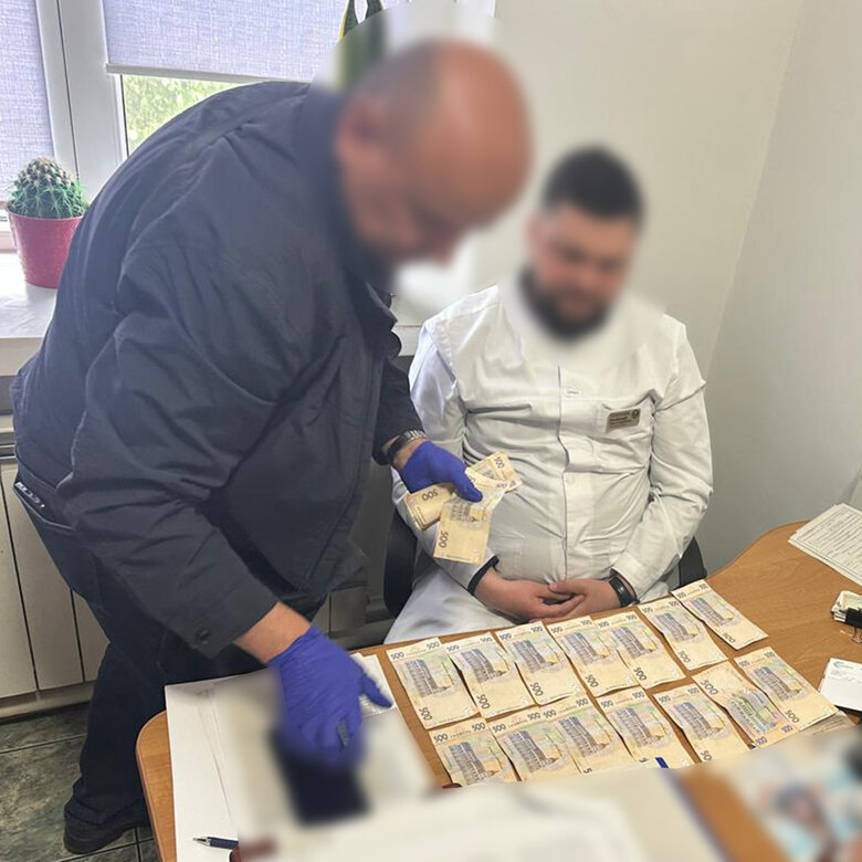 Луцьку затримали лікаря за фальшиві довідки