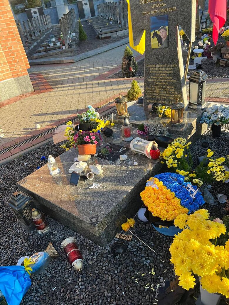 На Личаківському кладовищі пошкодили могили військових