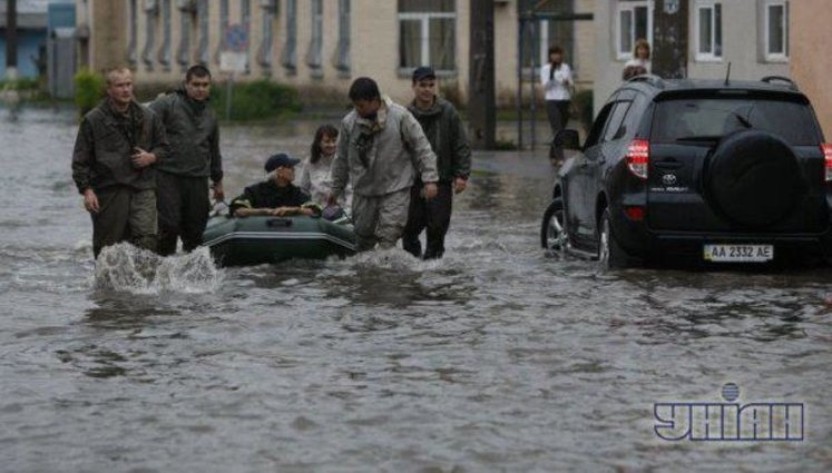 Flooded Kiev – People Evacuated in Boats. PHOTOS