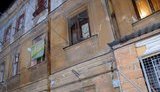 "Затрясся весь дом, со шкафа упала икона": в Одессе обрушилась стена жилого дома. ФОТОрепортаж