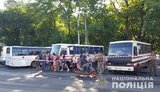 Эвакуированных жильцов сгоревшего отеля в Одессе временно поселили в автобусах, - полиция. ФОТОрепортаж
