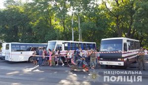 Эвакуированных жильцов сгоревшего отеля в Одессе временно поселили в автобусах, - полиция. ФОТОрепортаж