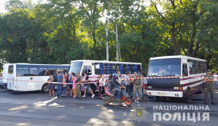 Эвакуированных жильцов сгоревшего отеля в Одессе временно поселили в автобусах, - полиция. ФОТОрепортаж