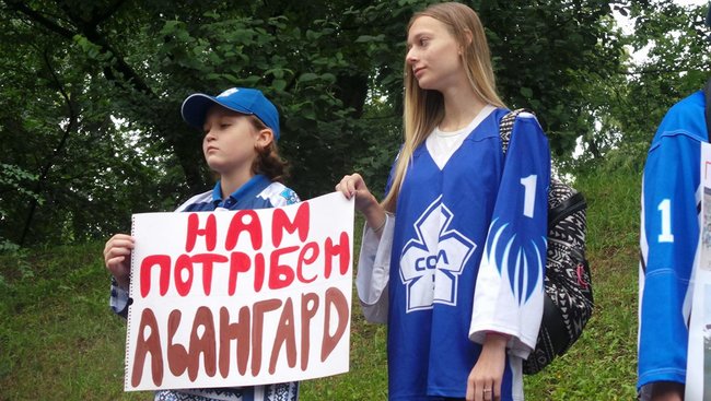 Поверніть дітям Києва хокей! - під Кабміном триває мітинг із вимогою виділити кошти на реконструкцію льодової арени Авангард у столиці 16 Поверніть дітям Києва хокей! - під Кабміном триває мітинг із вимогою виділити кошти на реконструкцію льодової арени Авангард у столиці 16
