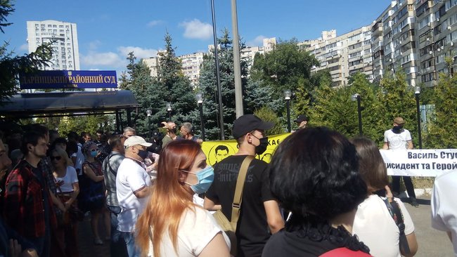 Суд продолжил рассмотрение иска Медведчука о запрете продажи книги о Стусе: под зданием суда проходит акция протеста 06