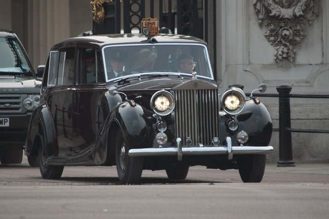 Королева Великобритании выставила на аукцион Rolls-Royce за $2,6 миллиона 01