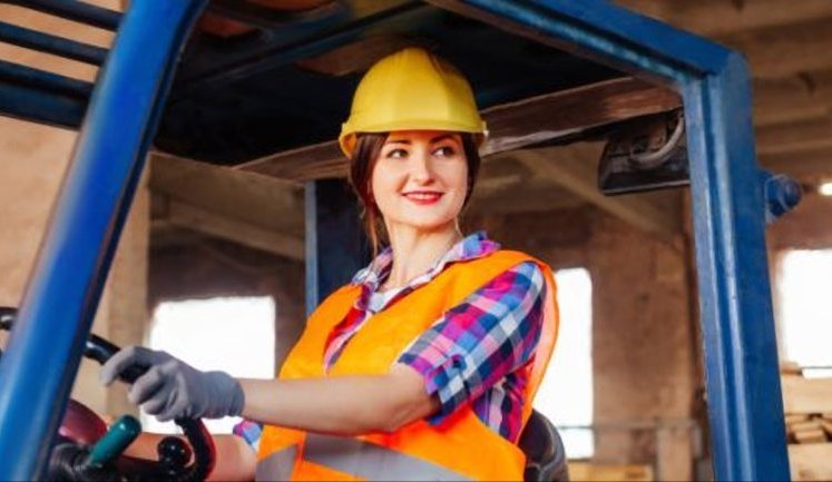 Бізнес в Україні змушений наймати жінок на "чоловічі" вакансії, але платить їм менше, ‒ дослідження