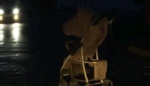 "Оно плакало и пыталось из колясочки вылезти", - на Полтавщине пьяный мужчина забыл ребенка возле дороги и уснул в кювете. ВИДЕО
