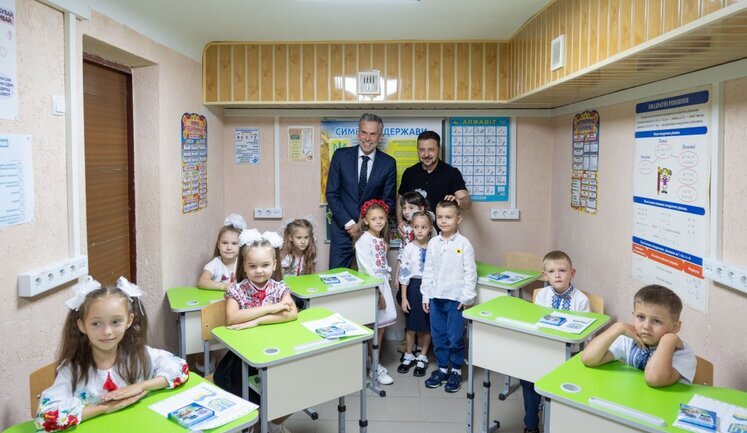 Зеленський і прем’єр Нідерландів Схооф відвідали перший урок у школі у Запоріжжі. ФОТО