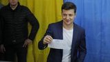 Зеленский продемонстрировал на камеры свой бюллетень. Полиция обещает дать правовую оценку действиям кандидата в президенты. ФОТО