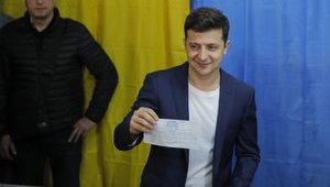 Зеленський продемонстрував на камери свій бюлетень. Поліція обіцяє дати правову оцінку діям кандидата в президенти. ФОТО