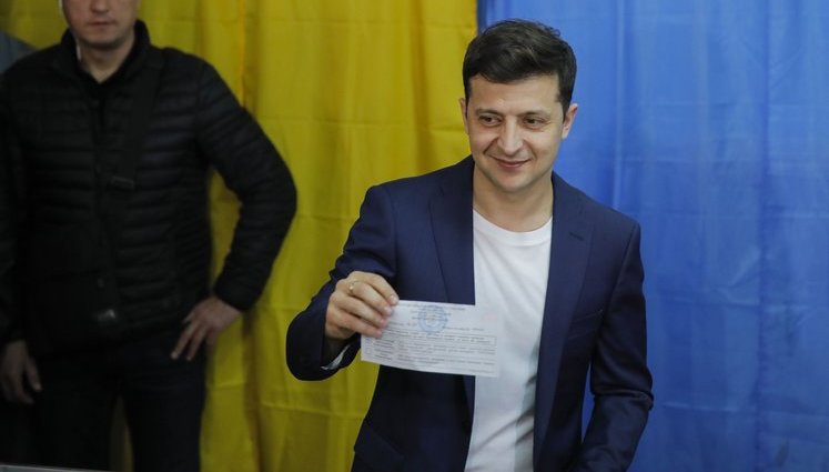Зеленський продемонстрував на камери свій бюлетень. Поліція обіцяє дати правову оцінку діям кандидата в президенти. ФОТО