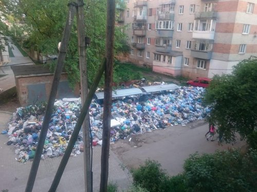 Улицу во Львове заблокировали мусором 06 Улицу во Львове заблокировали мусором 06