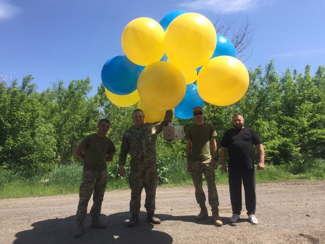 Помни, кто ты: українські військовослужбовці та волонтери відправили на окупований Донбас тисячі листівок на повітряних кулях 01