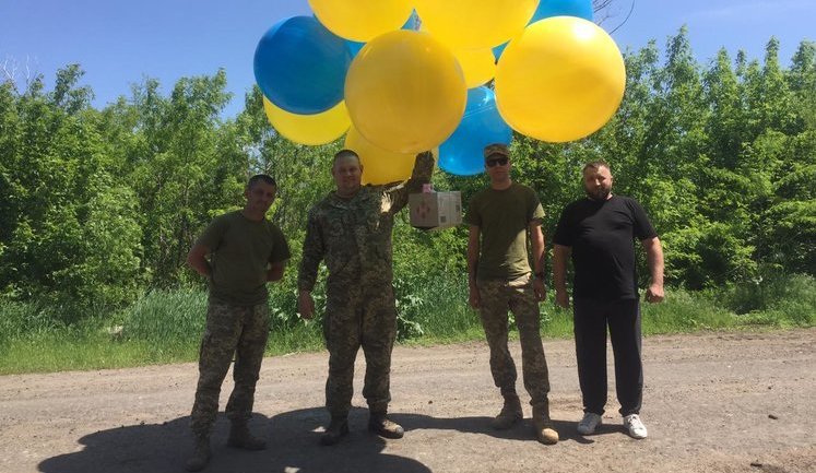 "Помни, кто ты": українські військовослужбовці та волонтери відправили на окупований Донбас тисячі листівок на повітряних кулях. ФОТОрепортаж