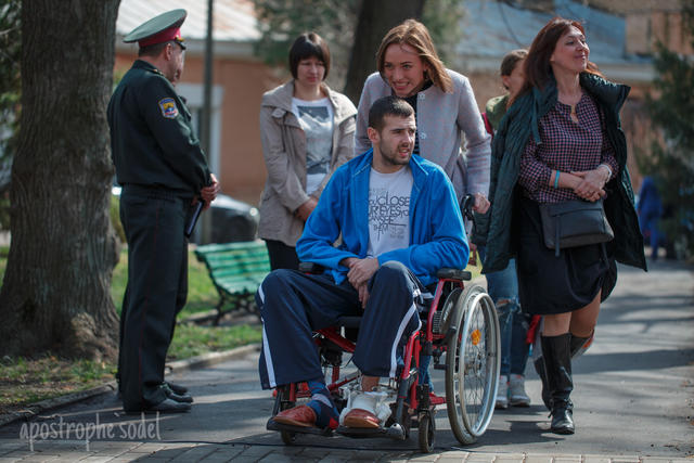 Без рук и без ног, но с жаждой жизни: легендарный Ник Вуйчич встретился с бойцами АТО в киевском госпитале 02