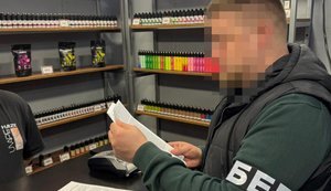 Ликвидирована схема оборота нелегальных электронных сигарет на десятки миллионов гривен. ФОТОРЕПОРТАЖ