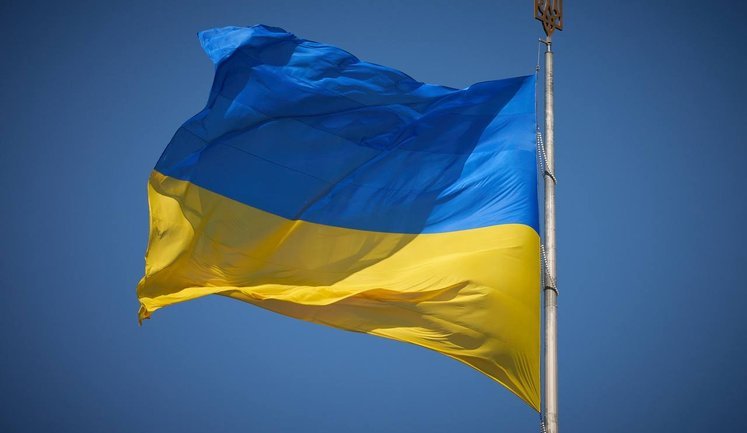 Зеленський привітав українців із Днем Конституції: Наші люди наповнюють її сторінки життям